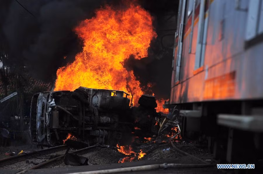 Tuy nhiên, chiếc xe tải chở dầu không kịp vượt qua đường ray bên kia trước khi tàu hỏa đến.
