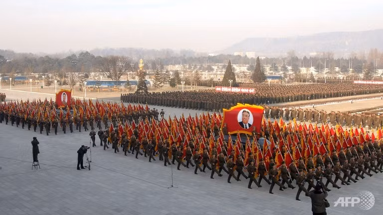 Quân đội Triều Tiên diễu binh hôm qua tại quảng trường lớn bên ngoài Cung tưởng niệm Kumsusan ở Bình Nhưỡng.