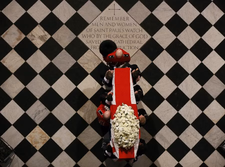 Những người hộ tang vác quan tài của cựu Thủ tướng Anh Margaret Thatcher ra khỏi Nhà thờ St Paul ở trung tâm London ngày 17/4.