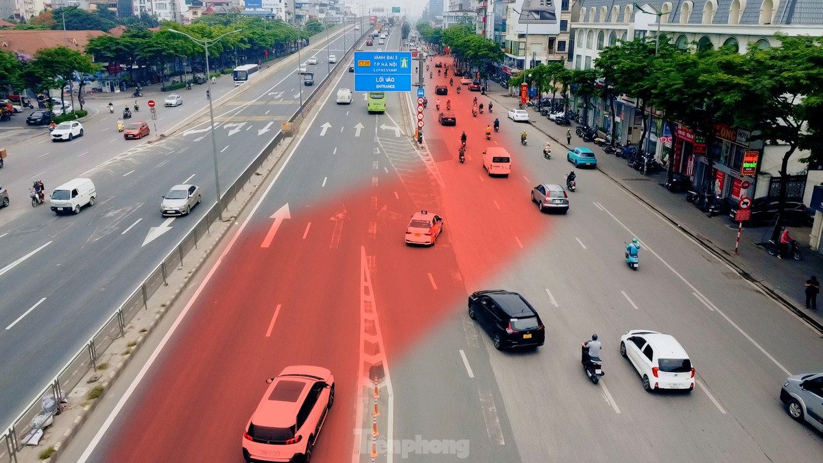 Tuy nhiên, nhiều người dân không để ý hoặc điều khiển phương tiện theo thói quen cũ đã chuyển làn rẽ phải xuống đường dưới (như trong ảnh) gây cản trở các phương tiện lưu thông phía sau, tiềm ẩn nguy cơ tai nạn giao thông.