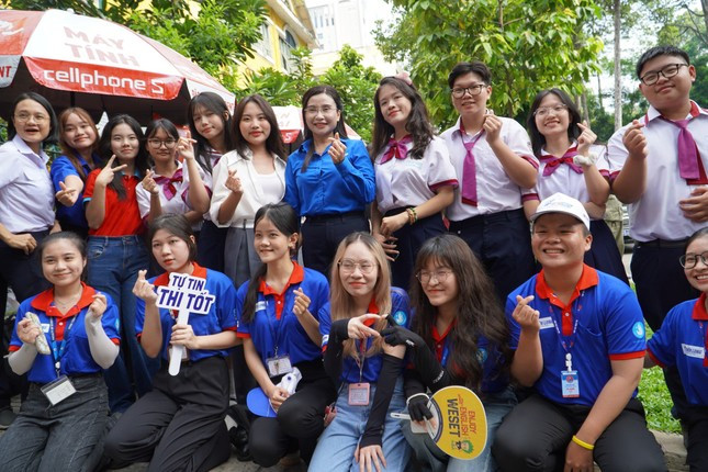 Phuong My Chi va dan sao showbiz dong vien tinh than cac si tu-Hinh-5