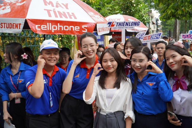 Phuong My Chi va dan sao showbiz dong vien tinh than cac si tu-Hinh-4