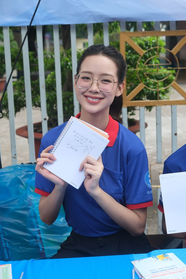 Phuong My Chi va dan sao showbiz dong vien tinh than cac si tu