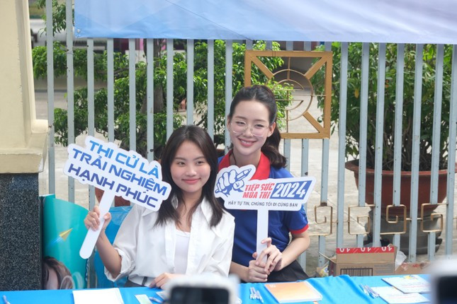 Phuong My Chi va dan sao showbiz dong vien tinh than cac si tu-Hinh-6