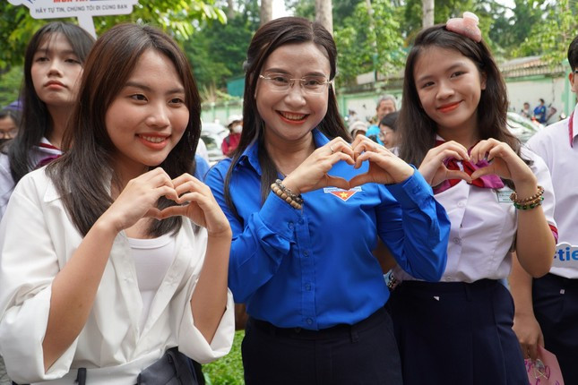 Phuong My Chi va dan sao showbiz dong vien tinh than cac si tu-Hinh-3