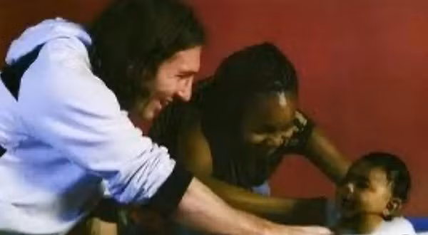 Bo Lamine Yamal noi con trai minh mang lai may man cho Messi