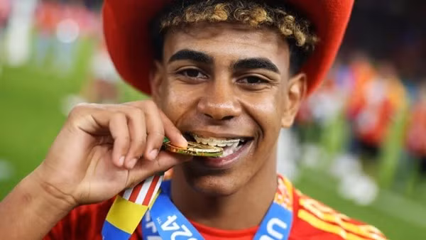 Bo Lamine Yamal noi con trai minh mang lai may man cho Messi-Hinh-2