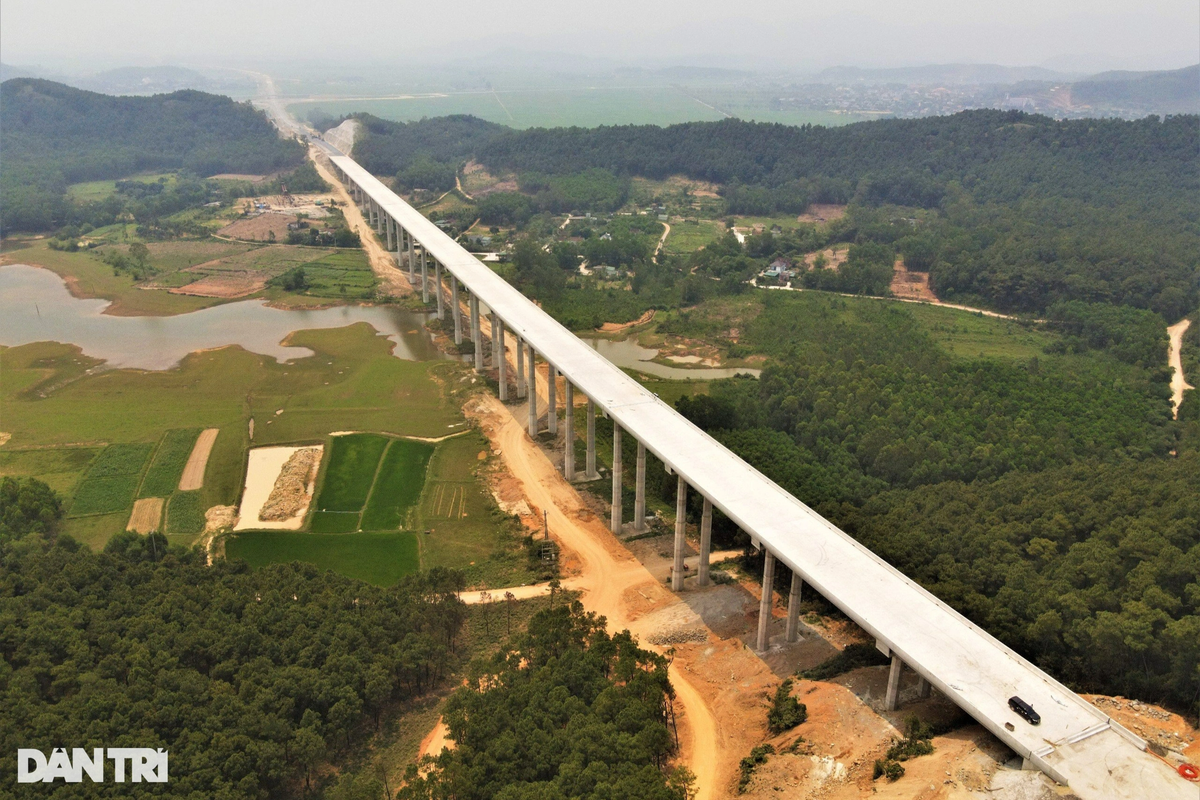 Cầu Ồ Ồ được xây dựng qua khu vực rừng thông của xã Nghi Đồng, huyện Nghi Lộc, Nghệ An. Cầu dài 820m, có 22 nhịp, 154 dầm, tổng mức đầu tư 230 tỷ đồng. Cầu được thi công trong thời tiết gặp nhiều khó khăn, trong đó phải kể đến việc giải phóng mặt bằng.