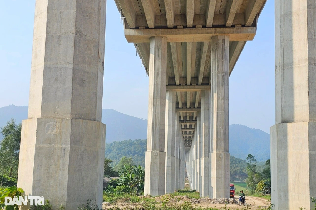 Cầu Ồ Ồ có trụ cột cao nhất 44m, đốt cột có đường kính lớn nhất là 3m. Đơn vị thi công phấn đấu đến 15/4 sẽ thảm xong mặt cầu, đảm bảo cho công tác thông xe vào dịp 30/4 theo đúng yêu cầu của Bộ Giao thông vận tải cũng như Thủ tướng Chính phủ giao.