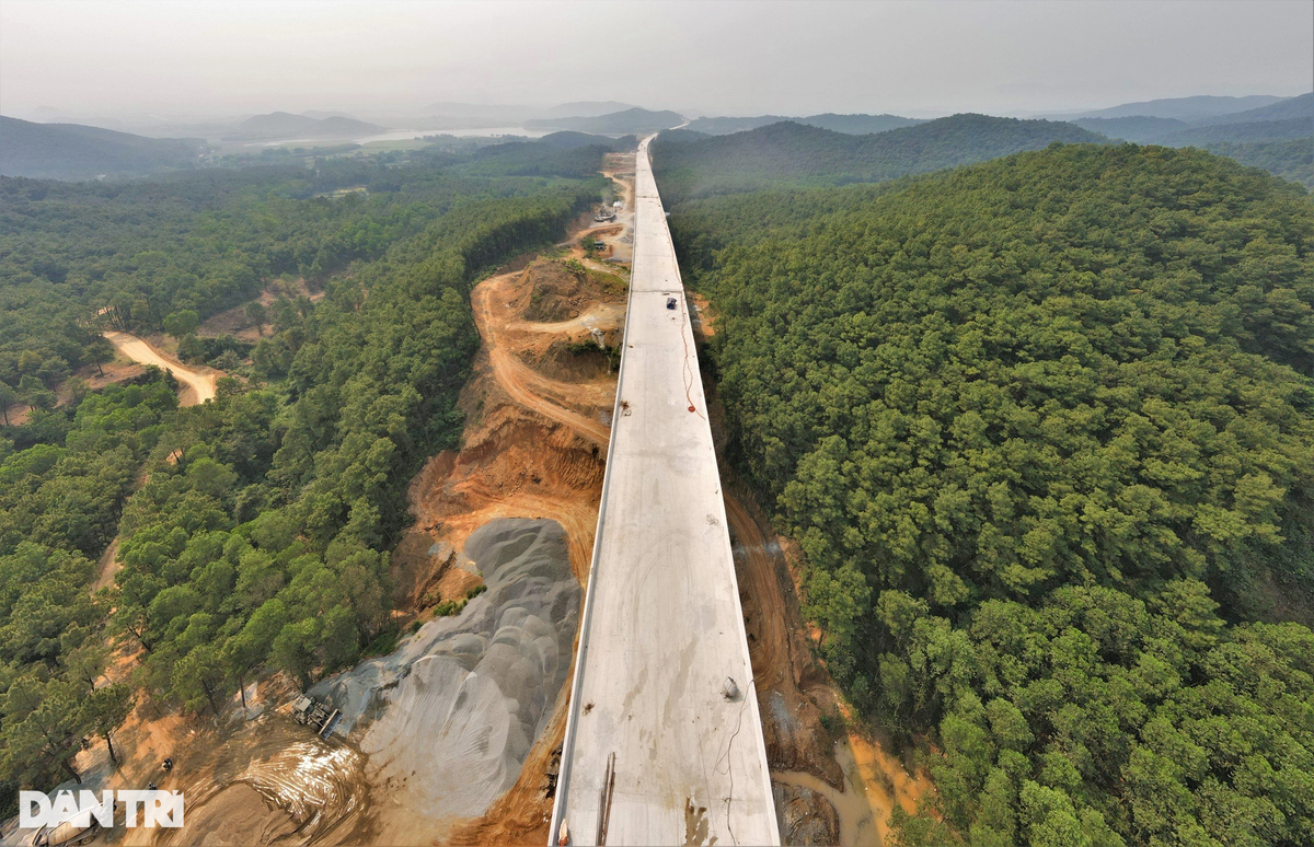 Trung tá Đinh Công Thắng, Giám đốc xí nghiệp 28.3 (đơn vị Trường Sơn 28), chỉ huy trưởng công trường cho phóng viên Dân trí biết, cầu Thần Vũ 2 có giá trị sản lượng 330 tỷ đồng, dài 1.300m; cầu có 32 nhịp, 224 dầm; trụ cao nhất 44m, thấp nhất 7m... Dự kiến đến 20/4, cầu Thần Vũ 2 sẽ hoàn thành để chuẩn bị thông cầu vào dịp 30/4.