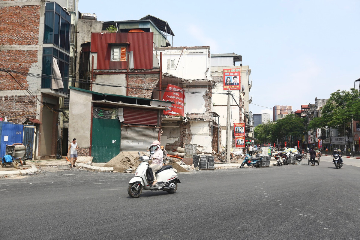 Ghi nhận của PV, đến nay sau hơn 1 năm thi công, góc 1/4 đã hoàn thành xong giải phóng mặt bằng, đường được trải nhựa, các phương tiện có thể lưu thông qua khu vực trên.