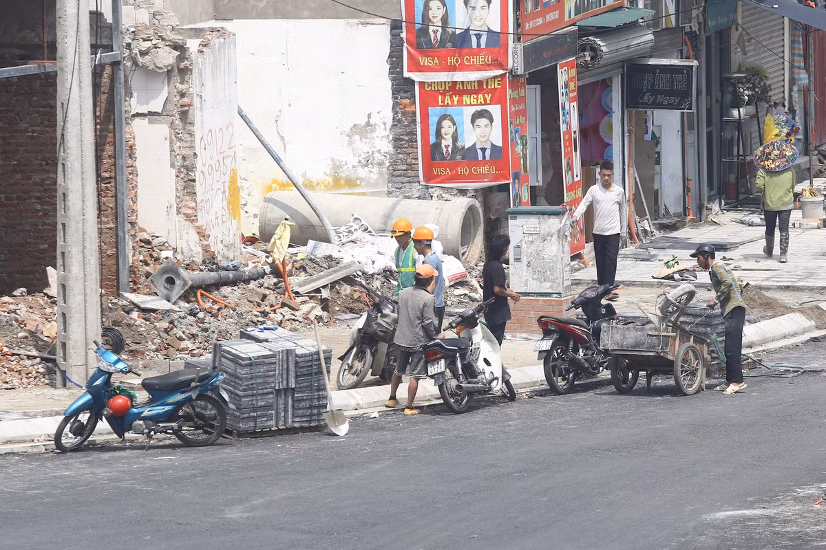 Dự án đang hoàn thiện những hạng mục cuối cùng như lát đá vỉa hè, thoát nước, chiếu sáng, cây xanh...