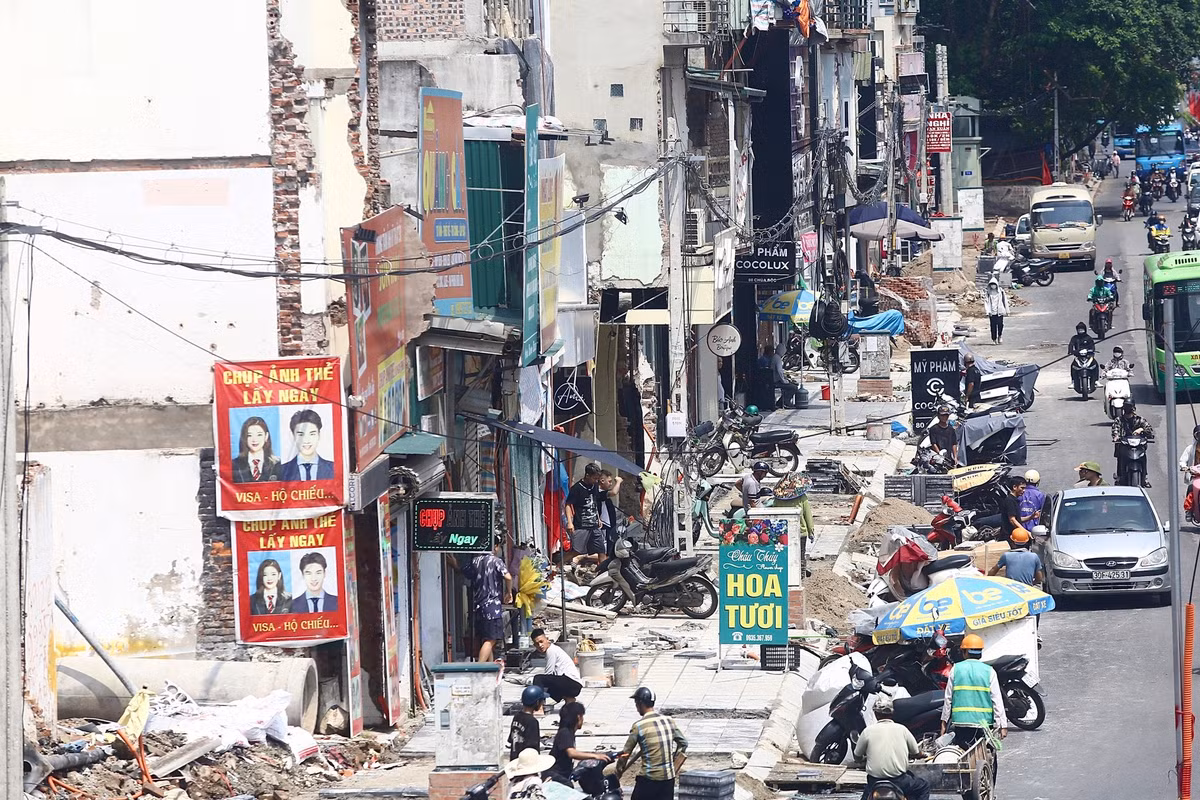 Công nhân đang gấp rút hoàn thiện dự án.