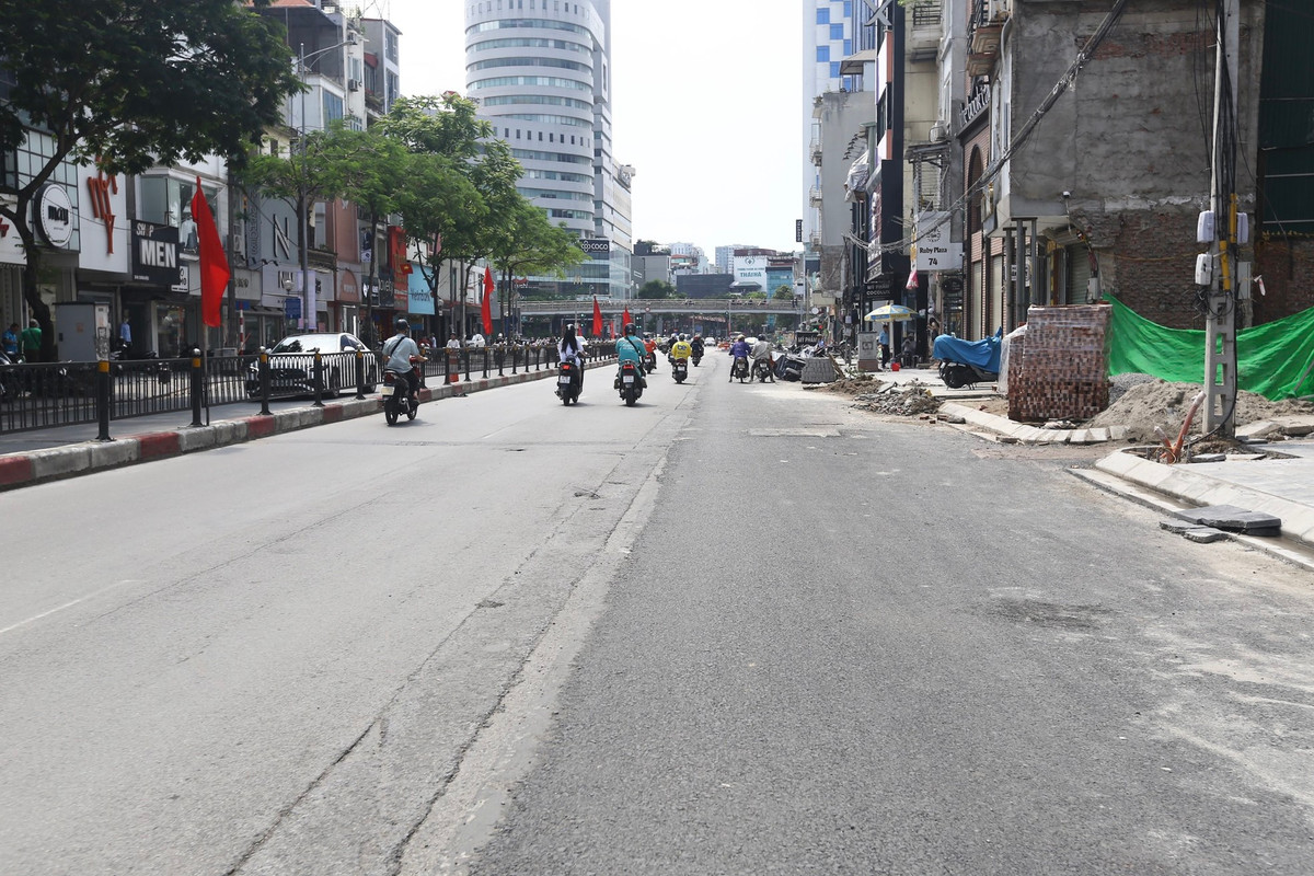 Tuy đã hình thành nhưng mặt đường còn gồ ghề, nhiều đoạn nham nhở, xuất hiện nhiều vết nứt.