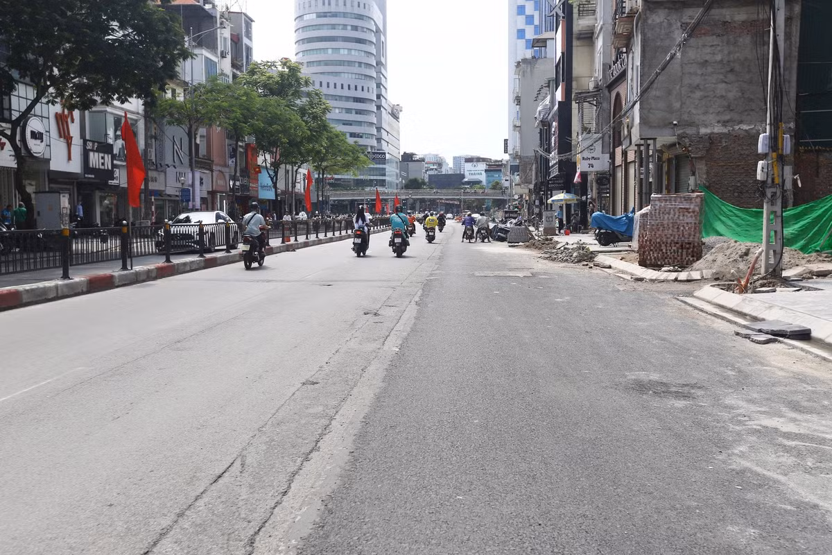 Tuy đã hình thành nhưng mặt đường còn gồ ghề, nhiều đoạn nham nhở, xuất hiện nhiều vết nứt.