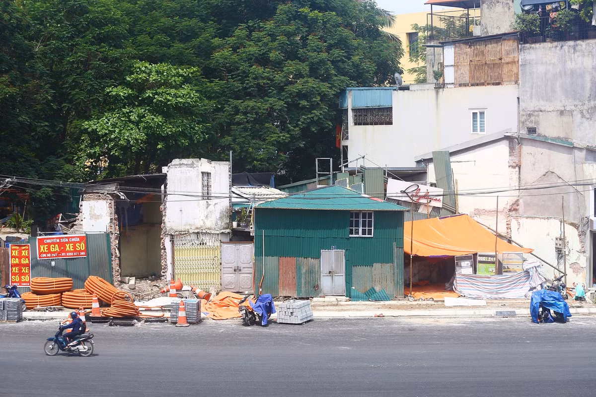 Nhiều căn nhà bị phá nham nhở bên cạnh dự án.