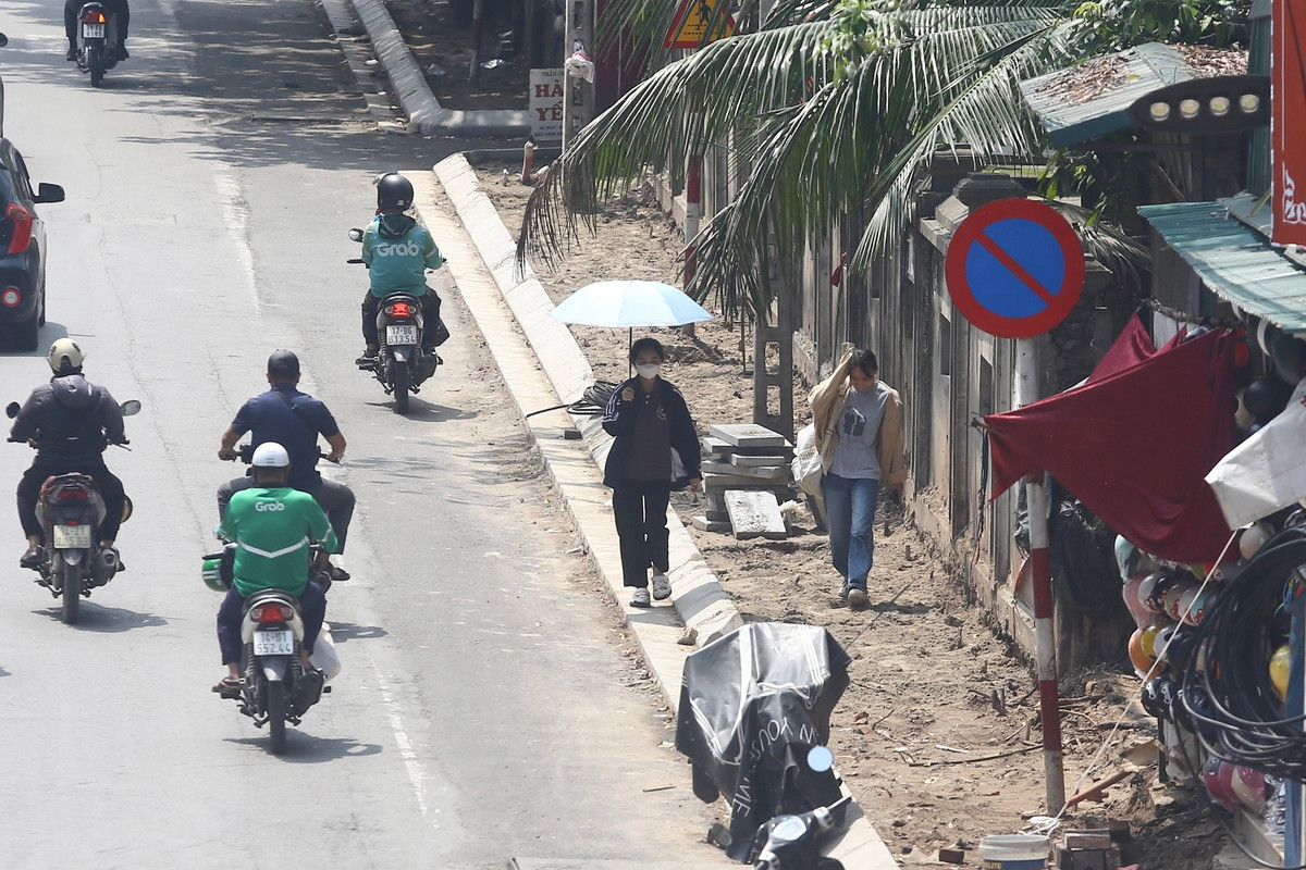 Phần vỉa hè hẹp đoạn gần Học viện Ngân Hàng đang thi công còn nham nhở, gây khó khăn cho người đi bộ.
