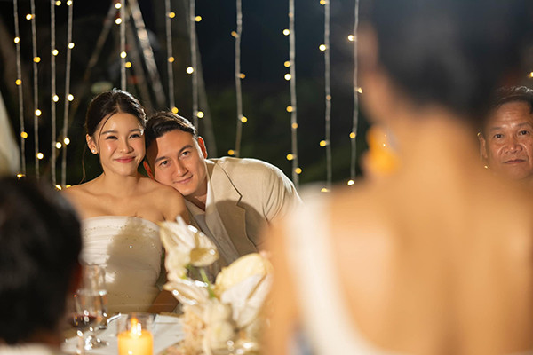 Trước khi có hôn lễ riêng tư, Đặng Văn Lâm và Yến Xuân nổi tiếng với chuyện tình kín tiếng và bền chặt. Tháng 9/2018, tin đồn cả hai hẹn hò rộ lên khi chia sẻ ảnh đi du lịch cùng địa điểm, bối cảnh. Dù không ai lên tiếng thừa nhận, người hâm mộ vẫn tìm ra nhiều dấu hiệu cho thấy họ là một cặp như cách cả hai tương tác qua lại trên trang cá nhân.