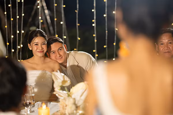 Trước khi có hôn lễ riêng tư, Đặng Văn Lâm và Yến Xuân nổi tiếng với chuyện tình kín tiếng và bền chặt. Tháng 9/2018, tin đồn cả hai hẹn hò rộ lên khi chia sẻ ảnh đi du lịch cùng địa điểm, bối cảnh. Dù không ai lên tiếng thừa nhận, người hâm mộ vẫn tìm ra nhiều dấu hiệu cho thấy họ là một cặp như cách cả hai tương tác qua lại trên trang cá nhân.