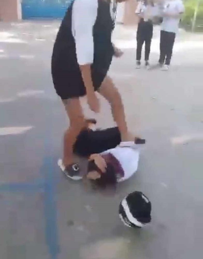 Thong tin moi vu nu sinh Binh Duong bi danh da man truoc truong