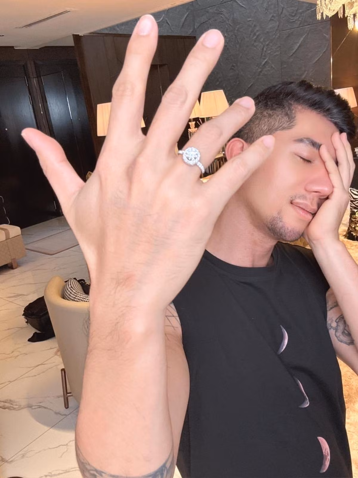 Ban trai duoc Ngan 98 tang nhan kim cuong khung