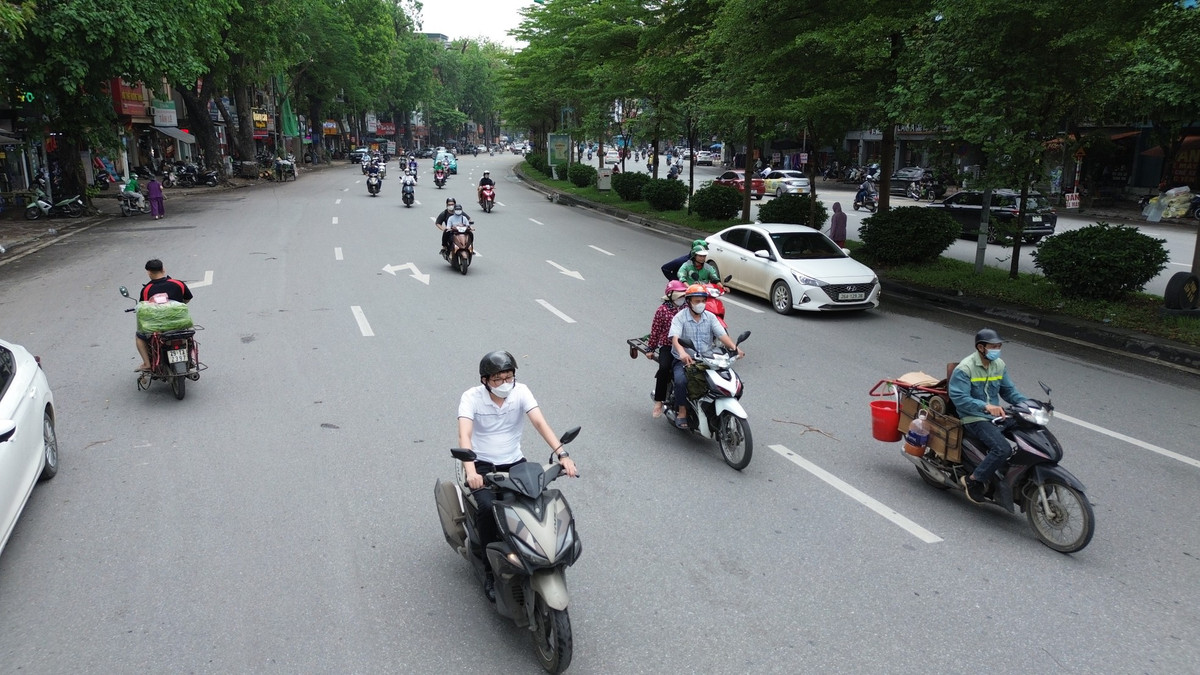 Được biết, từ Ngã Tư Sở đi Cầu Giấy hiện nay thường xuyên ùn tắc vào giờ cao điểm. Sở GTVT Hà Nội đã triển khai nhiều phương án phân luồng, nhưng tình trạng ùn tắc giờ cao điểm vẫn chưa cải thiện được bao nhiêu. Người dân tham gia giao thông trên đường Láng.