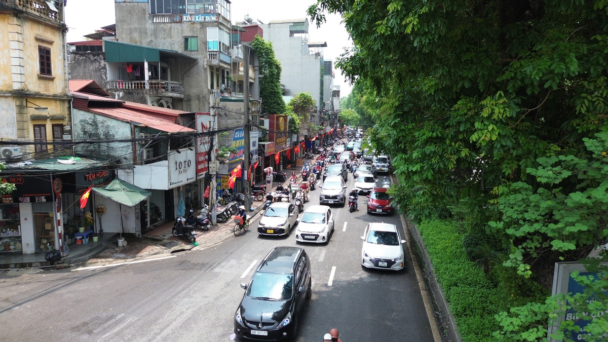 Điểm đầu của dự án Đường vành đai 2 trên cao trên cao sẽ kết nối với vành đai 2 đã xây dựng tại nút giao Ngã Tư Sở và điểm cuối tại nút giao Cầu Giấy. Tuyến đường dài 3,8 km, rộng 19m, vận tốc 80 km/h. Tổng mức đầu tư dự kiến gần 3.900 tỷ đồng, thời gian thực hiện 2026-2030.