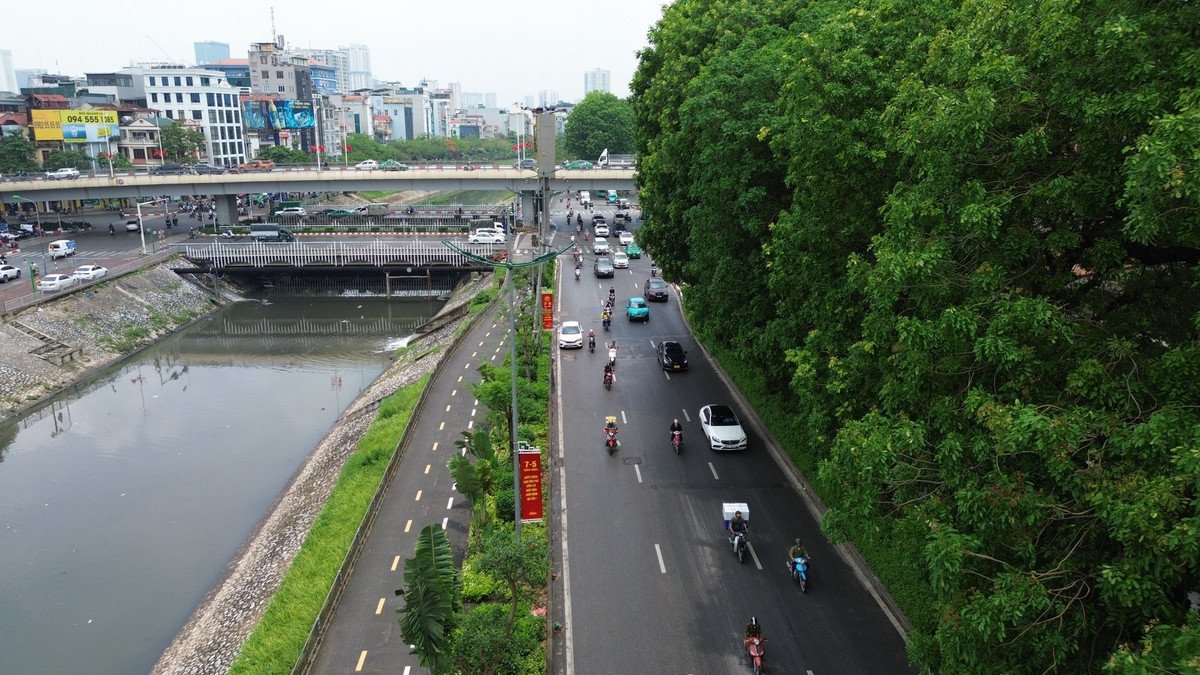 Hiện tại, chiều rộng mỗi bên đường Láng là 10,5m. Sau khi cải tạo, đường Láng sẽ rộng 53,5m, vận tốc thiết kế 80 km/h và là trục chính đô thị. Các phương tiện giao thông di chuyển theo hướng Cầu Giấy - Ngã Tư Sở.