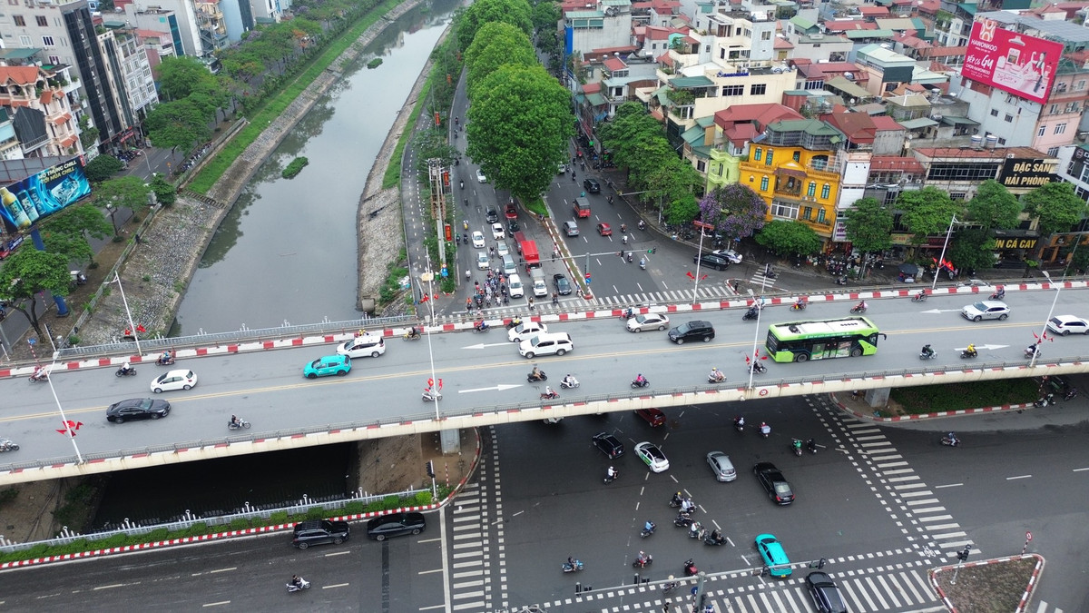 Cầu vượt nối đường Trần Duy Hưng- Nguyễn Chí Thanh đi qua đường Láng.