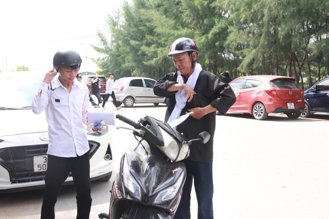 Xuc dong cha deo khan tang cho con di thi tot nghiep THPT