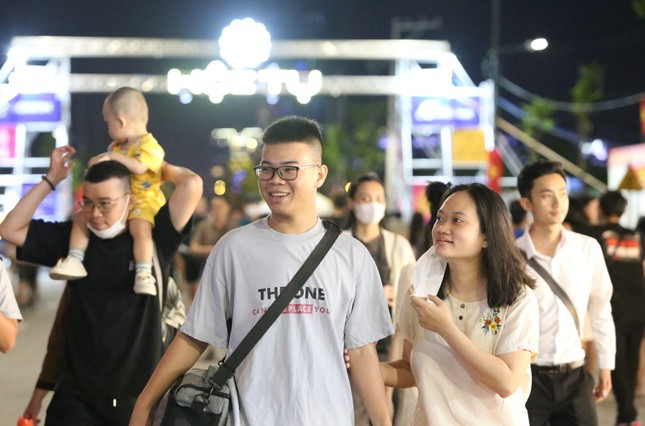 Với chủ đề "Hội tụ", tuần lễ Văn hóa - nghệ thuật - trải nghiệm diễn ra tại Công viên bờ sông Sài Gòn trở thành điểm nhấn đối với đông đảo người dân, du khách trong dịp chào đón năm mới 2024. Ảnh: Ngô Tùng.