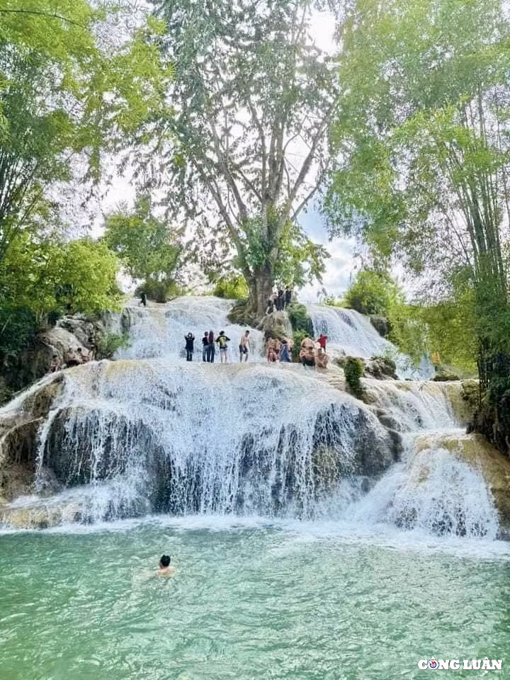 Thác chỉ cao khoảng 20m, các tầng liên tục chảy giữa những thửa ruộng bậc thang, tạo nên một khung cảnh bình yên, thơ mộng ít nơi nào có được.