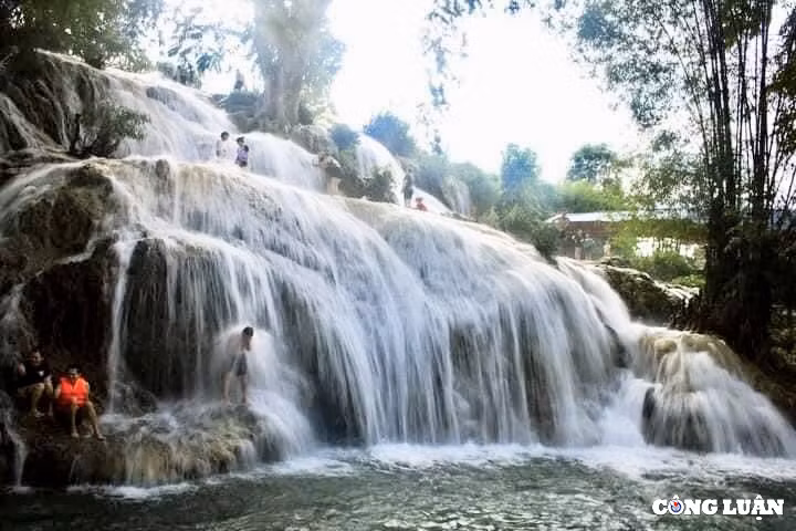 Khi đến với thác Trăng, du khách say đắm bởi vẻ đẹp hoang sơ, gần gũi thiên nhiên, làn nước trong xanh và mát lạnh. Thoạt nhìn từ xa, du khách sẽ nhìn thấy một ngọn thác với bọt nước tung trắng xóa trông vô cùng đẹp mắt.