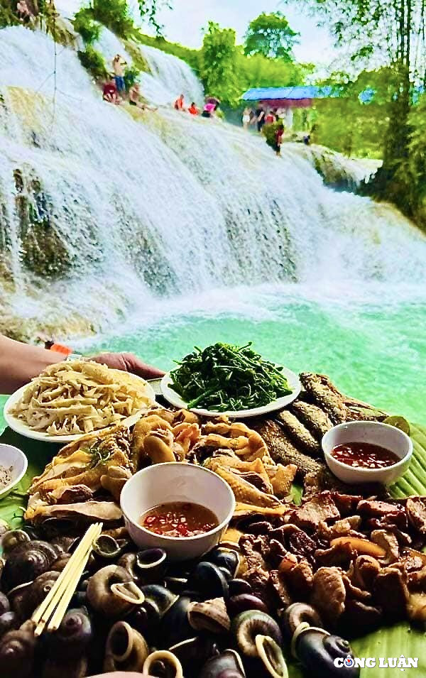 Ngoài khám phá vẻ đẹp thơ mộng của thác Trăng ở Hòa Bình, khi đặt chân đến đây du khách sẽ được thưởng thức ẩm thực xứ Mường. Các món ăn dân dã được chính người dân địa phương chuẩn bị như: gà đồi, ốc núi, cua núi, rau rừng, măng đắng, cá suối nướng. Cùng hoà mình vào với thiên nhiên hoang dã, kỳ vĩ và thỏa sức thưởng thức các món ăn đậm chất xứ Mường.