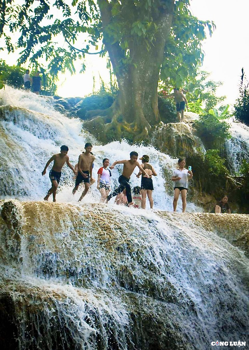 Vượt qua đỉnh thác thứ nhất, du khách sẽ thấy tầng thác thứ 2 cách tầng thứ 3 khoảng 100m. Hai tầng thác nơi thượng nguồn có độ cao từ 4m - 7m. Dưới chân thác có một hồ nước được bao bọc chắc chắn bởi những khối đá, tạo nên một bể bơi tự nhiên xanh trong.