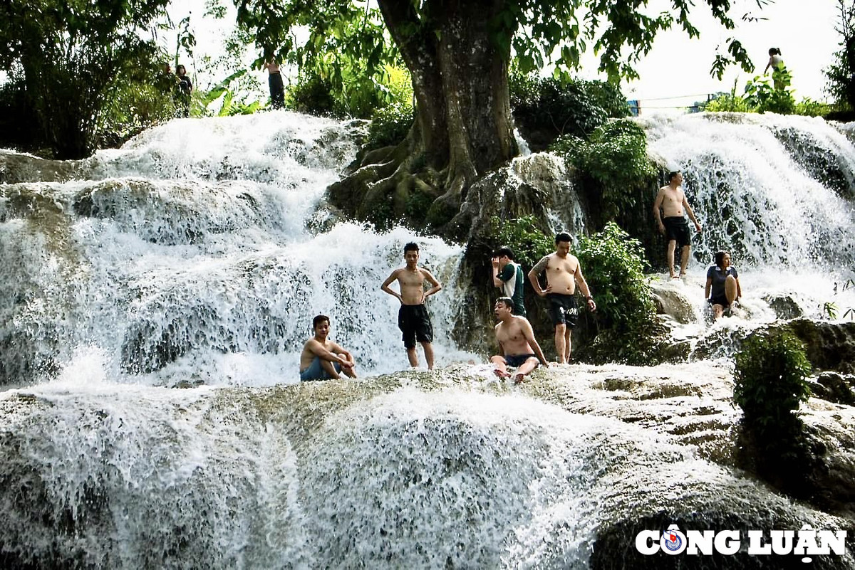 Theo quan sát thì trong 3 tầng thác, tầng thứ nhất cao chừng 10m cũng là tầng thác cao nhất. Điểm đặc biệt chính là cây cổ thụ nằm chính giữa bao trùm cả ngọn thác. Dưới chân có một hồ nước khá rộng, một bể bơi tự nhiên vô cùng đẹp và trong xanh mát sạch.