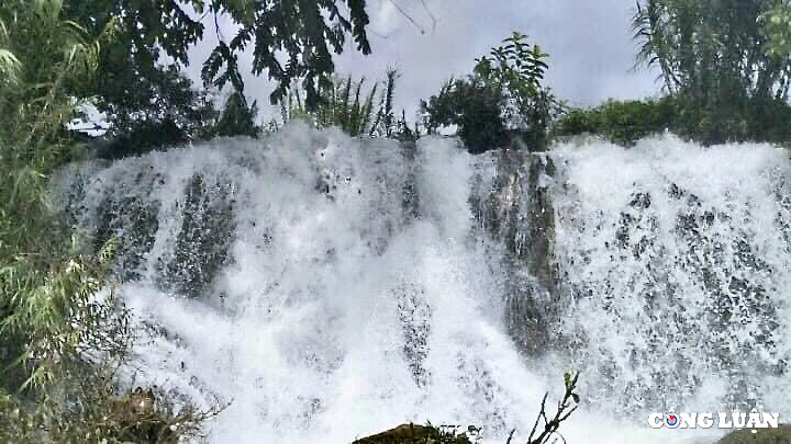 Những mái nhà của bản Mường nằm trên một ngọn đồi với độ cao, độ dốc vừa phải. Bao quanh bản là con đường đã được cứng hóa, thuận tiện để du khách đi bộ và khám phá. Thác Trăng đang nổi lên là một điểm đến đầy tiềm năng, ấn tượng đối với du khách khi đến Hòa Bình.