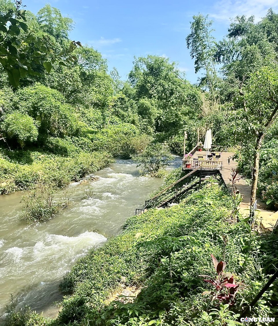 Đến với thác Trăng, ngoài trải nghiệm hòa mình vào dòng thác mát lạnh, khám phá 3 tầng thác nước chảy giữa cánh đồng, du khách còn có thể tìm hiểu về đời sống của bà con người Mường nơi đây.