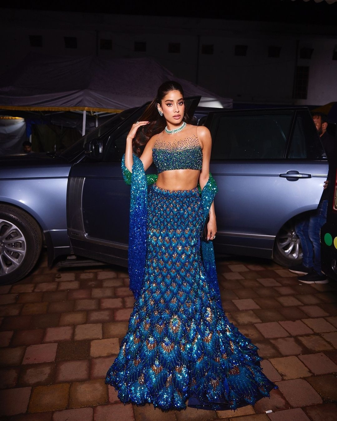 Janhvi Kapoor diện bộ lehenga đính sequin lấy cảm hứng từ con công của Manish Malhotra.