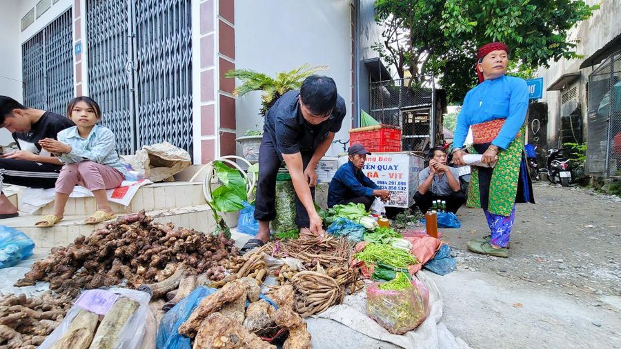 Các loại dược liệu thuốc, mật ong, thảo quả, cây mật gấu được bày bán nhiều ở chợ phiên.
