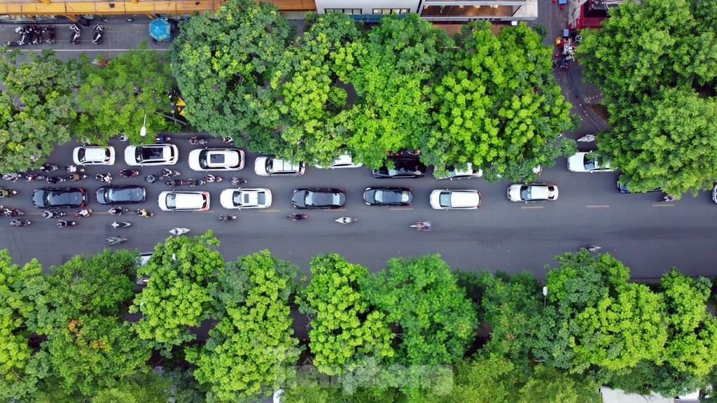 Các phương tiện tham gia giao thông trong những ngày hè được cây xanh che phủ trên nhiều tuyến phố của Thủ đô.
