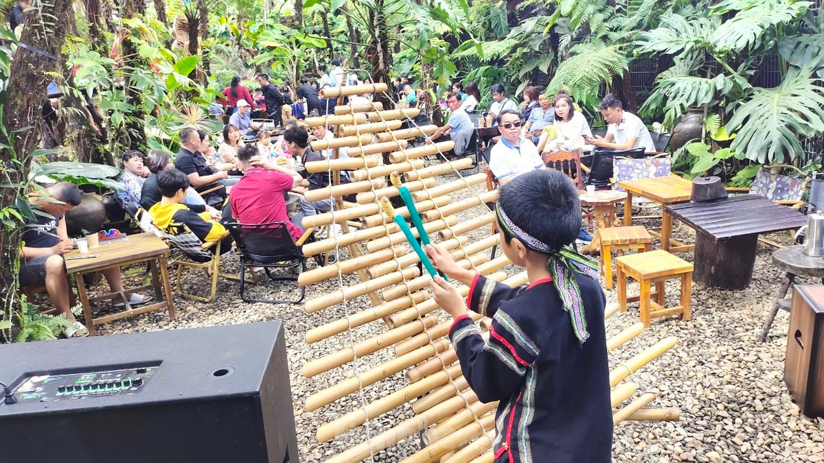 Nhiều quán cà phê phong cách truyền thống của người Êđê gây ấn tượng