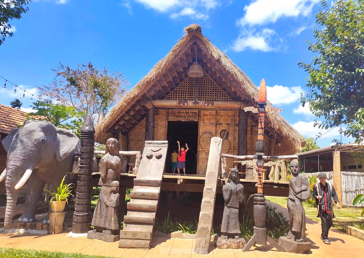 Quán cà phê nhà sàn thiết kế theo không gian mở thu hút du khách. Các bạn trẻ ấn tượng với không gian mới mẻ, được trang trí theo phong cách truyền thống của người dân tộc bản địa.