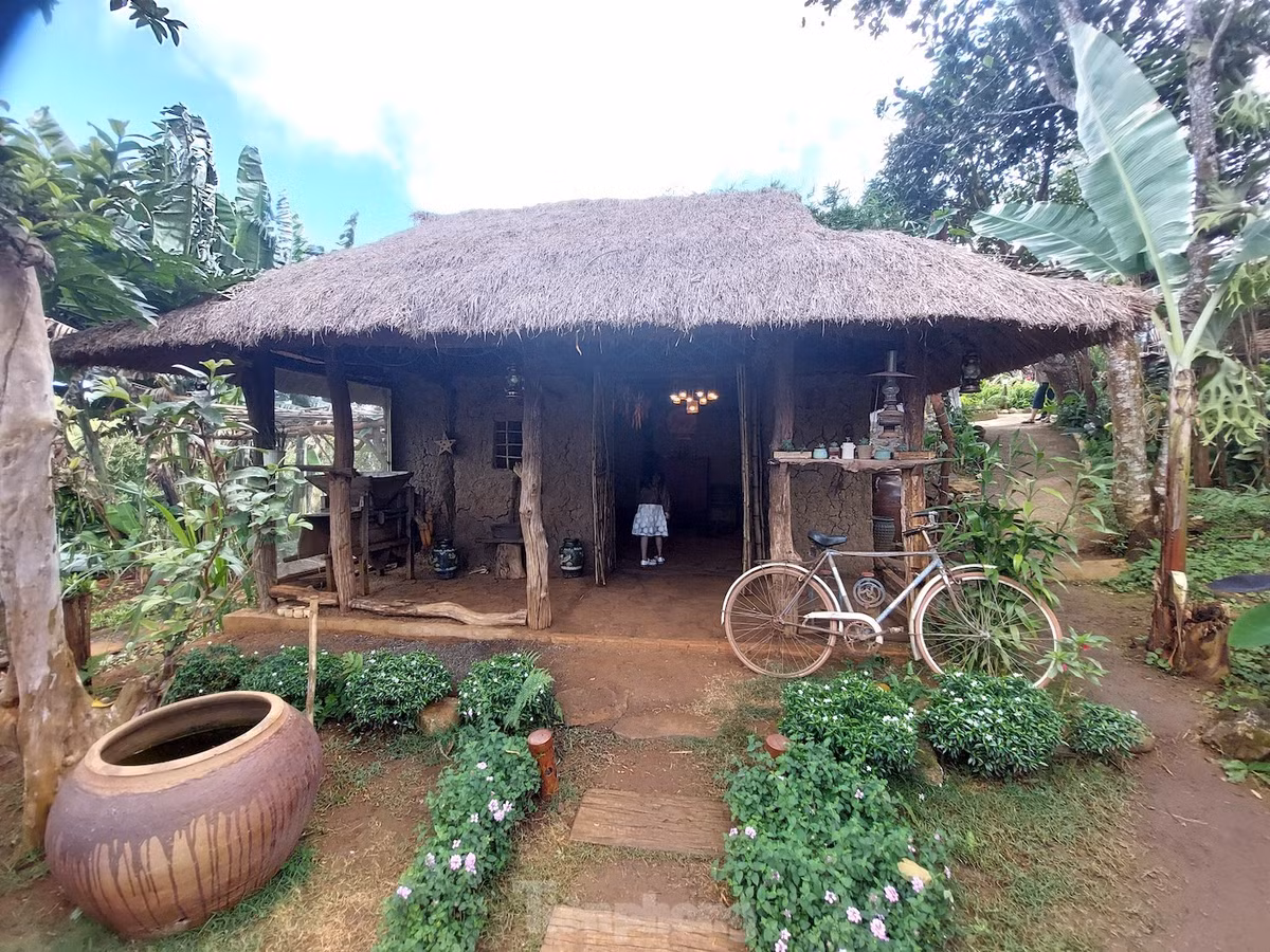 Những năm gần đây, ngày càng có nhiều quán cà phê mang hơi hướng xưa cũ. Dạo một vòng quanh thành phố, dễ dàng tìm thấy nhiều quán cà phê với phong cách bài trí không gian xưa.