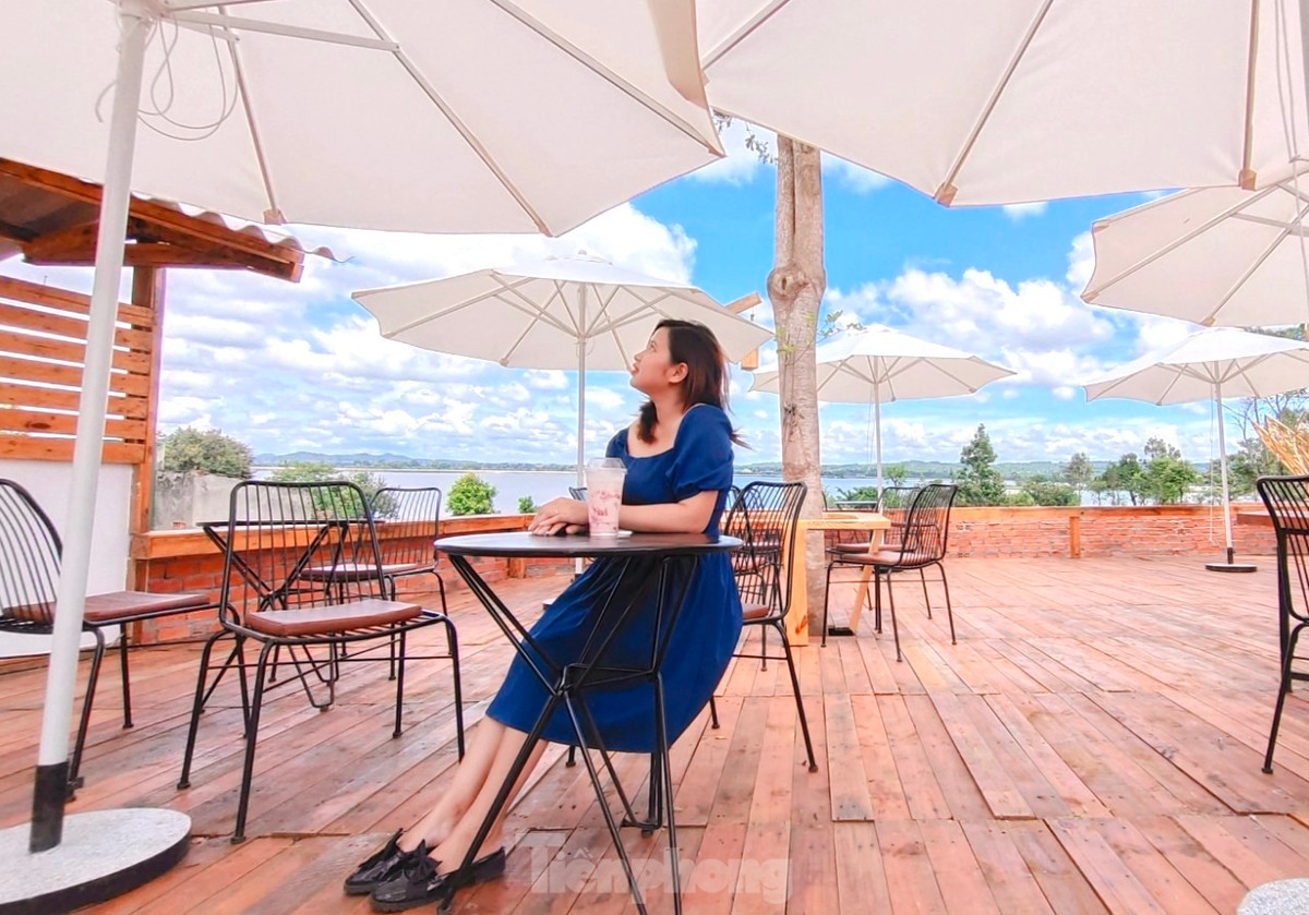 Chị Nguyễn Thị Huyền (phường Ea Tam, TP Buôn Ma Thuột) chia sẻ, tranh thủ thời gian rảnh rỗi, chị và những người bạn cùng đến quán cà phê có khung cảnh đẹp, chụp bộ ảnh lưu dấu kỷ niệm. Trên thực tế, nhiều bạn trẻ đến quán cà phê chụp ảnh là chính, thưởng thức đồ uống chỉ là yếu tố phụ.