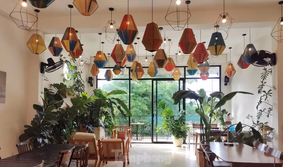 Ở TP Buôn Ma Thuột (Đắk Lắk) không khó để bắt gặp những quán cà phê với các phong cách khác nhau như tối giản, hiện đại, hoài cổ, nhiệt đới,…