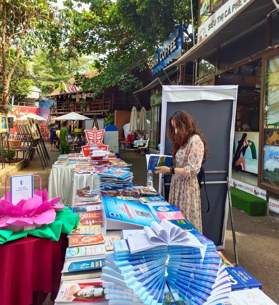 Đối với người trẻ hiện nay, đi cà phê không chỉ để thưởng thức hương vị đồ uống yêu thích, mà đó là nơi có thể học tập, làm việc nhóm, đọc sách, xả stress hay đơn giản là nơi gặp gỡ và trò chuyện cùng bạn bè.