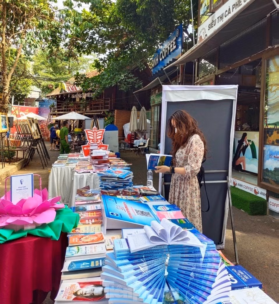 Đối với người trẻ hiện nay, đi cà phê không chỉ để thưởng thức hương vị đồ uống yêu thích, mà đó là nơi có thể học tập, làm việc nhóm, đọc sách, xả stress hay đơn giản là nơi gặp gỡ và trò chuyện cùng bạn bè.