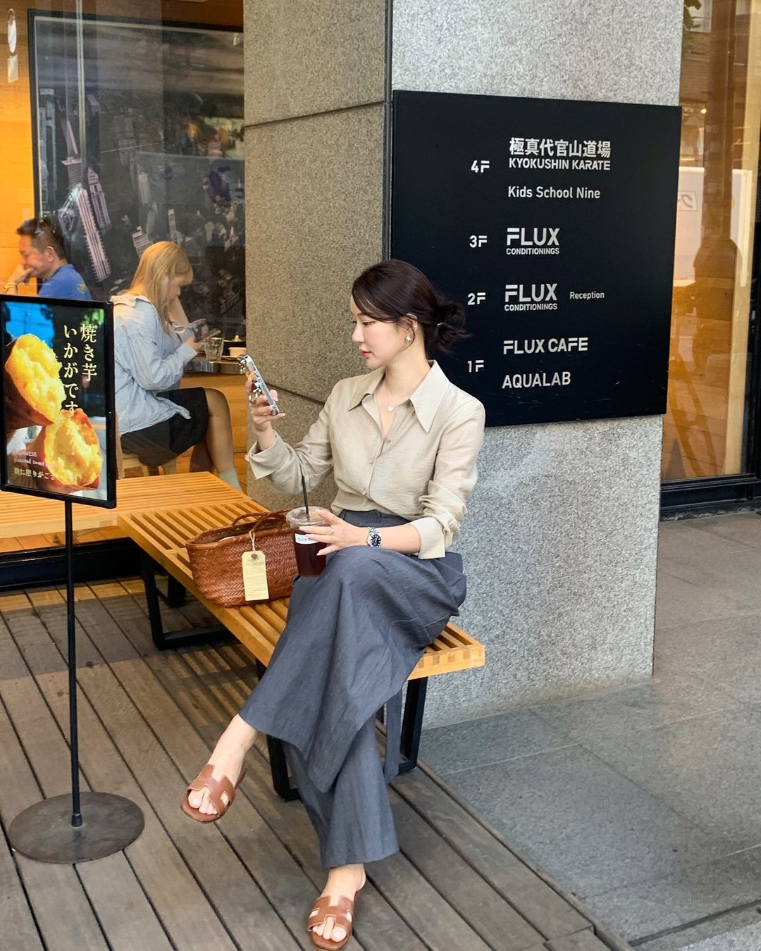 Nữ blogger mê diện áo sơ mi mặc đẹp cả năm - Hình 2 Nu blogger me dien ao so mi mac dep ca nam-Hinh-2