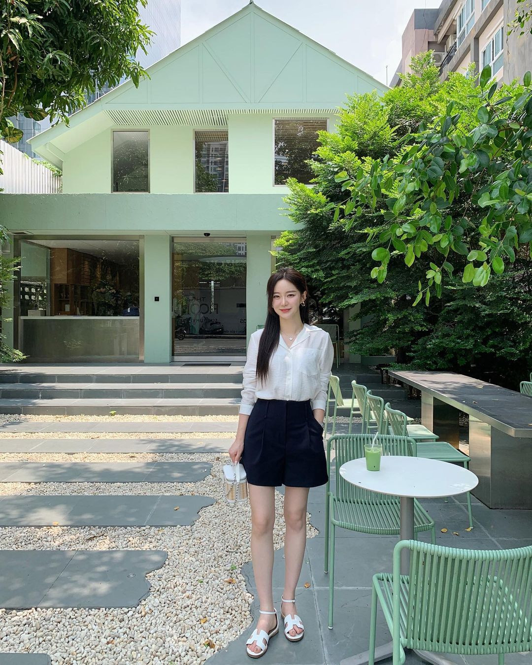 Nữ blogger mê diện áo sơ mi mặc đẹp cả năm - Hình 8 Nu blogger me dien ao so mi mac dep ca nam-Hinh-8